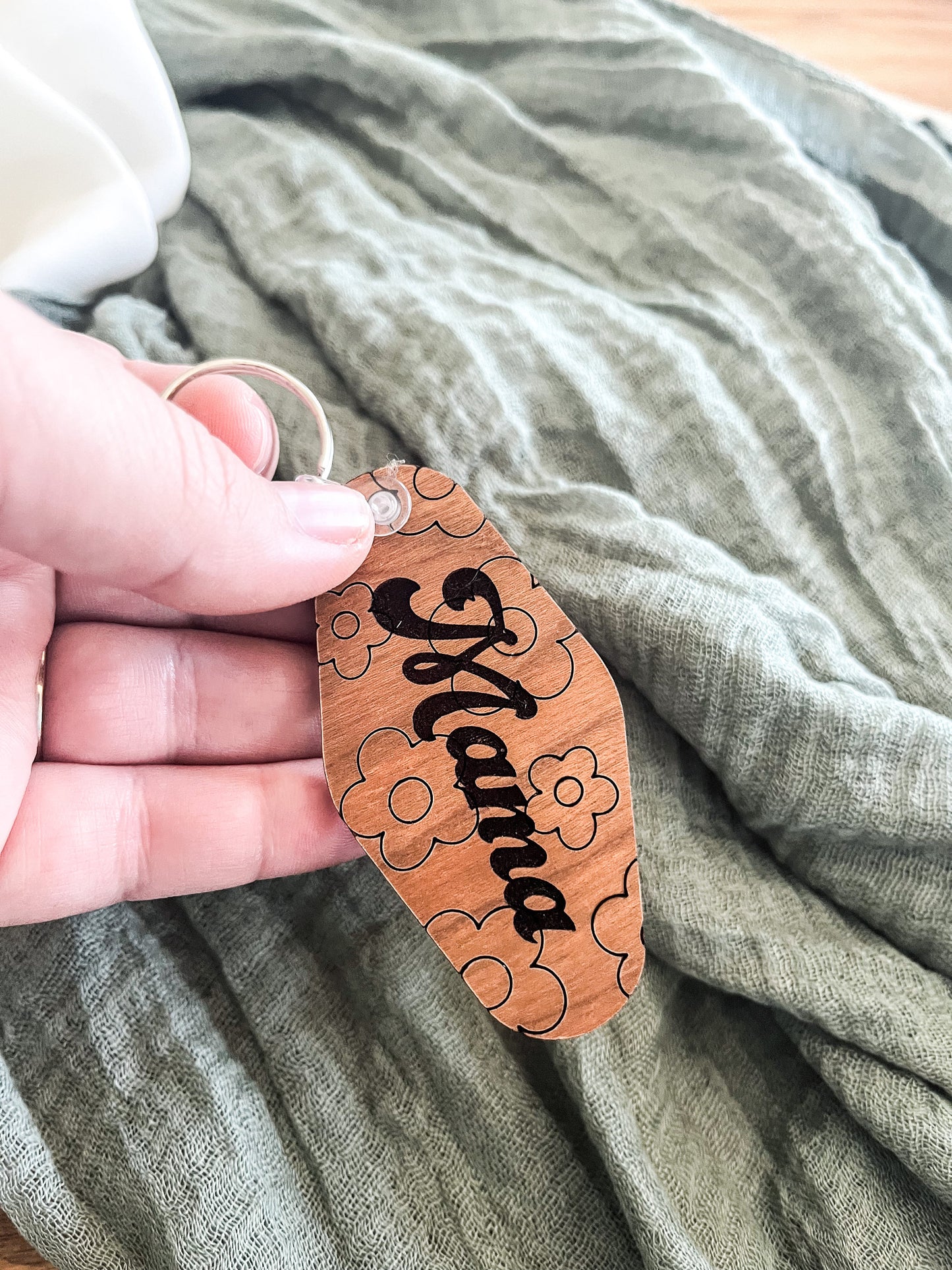 Floral Mama Keychain, Daisy Keychain, Mama Bag Tag, Engraved Mama Keychain, Mother's Day Gift, Customized Gift for Mom