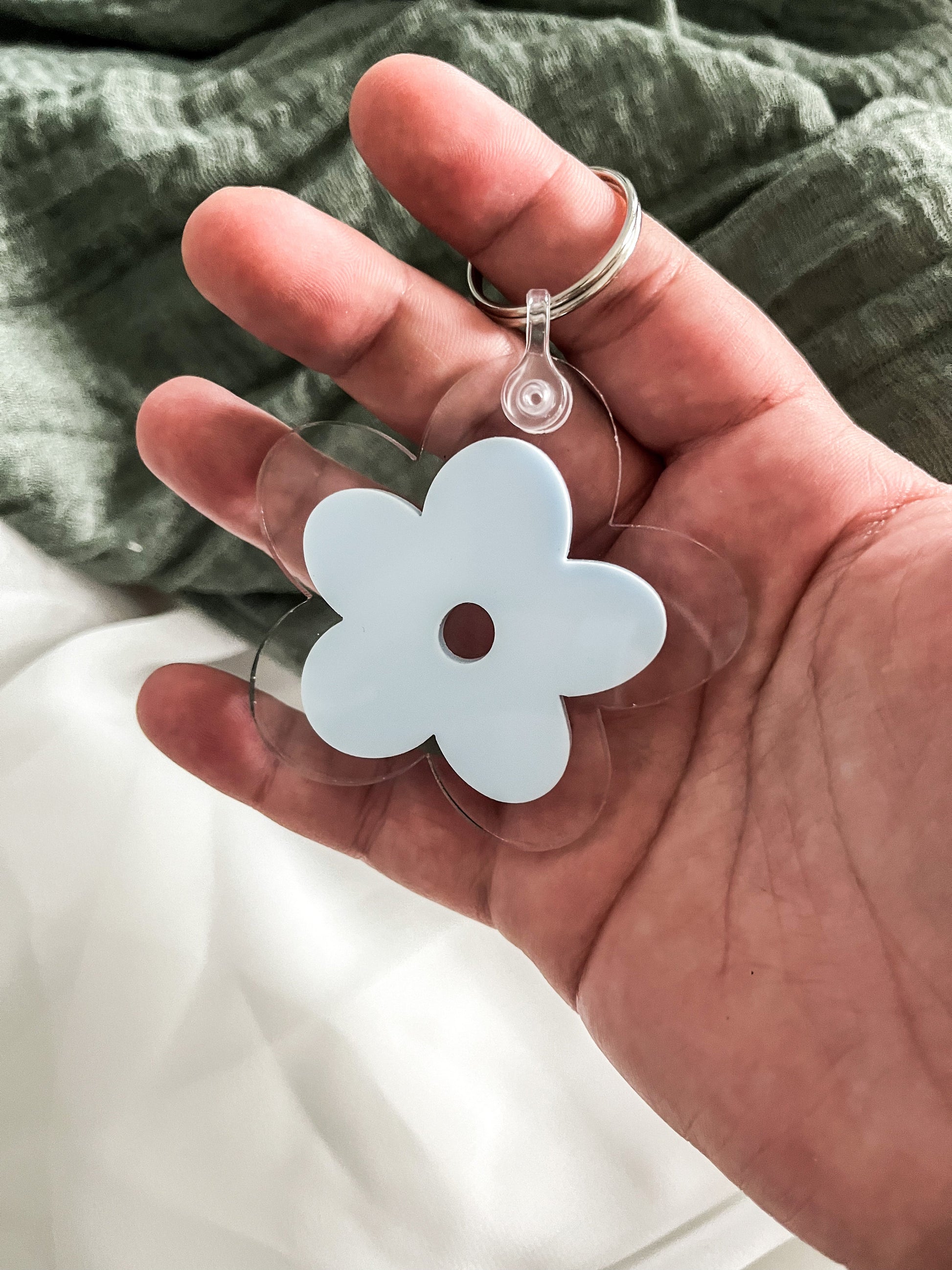 Retro Flower Keychain, Daisy Floral Keychain, Colorful Keychain, Acrylic Bag Tag, Mother's Day Gift, Customized Gift for Mom