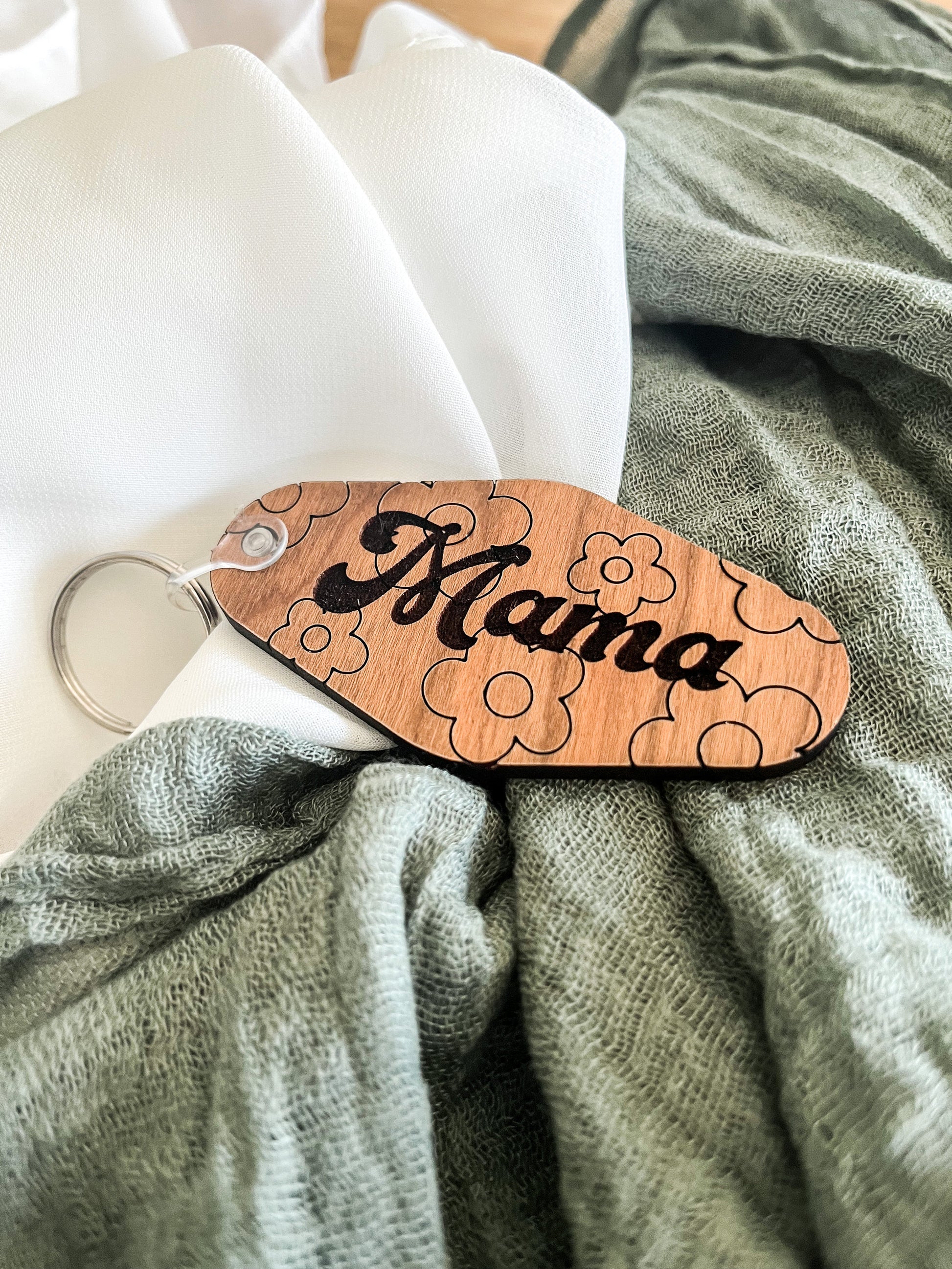 Floral Mama Keychain, Daisy Keychain, Mama Bag Tag, Engraved Mama Keychain, Mother's Day Gift, Customized Gift for Mom